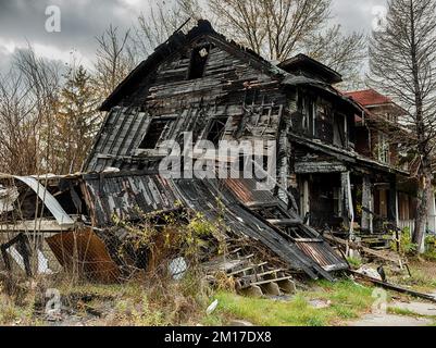 Les vestiges noircis d'une maison brûlée montrent l'effet d'un incendie dans un quartier de Detroit. Banque D'Images