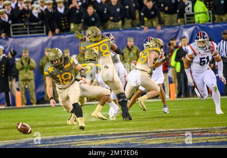 Philadelphie, Pennsylvanie, États-Unis. 10th décembre 2022. 10 décembre 2022, Philadelphie PA- Armée QB BALDE BALLARD (18) fume le ballon pendant le match Armée/Marine à Philadelphie PA (Credit image: © Ricky Fitchett/ZUMA Press Wire) Banque D'Images