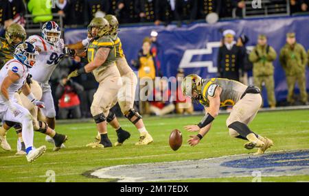 Philadelphie, Pennsylvanie, États-Unis. 10th décembre 2022. 10 décembre 2022, Philadelphie PA- Armée QB BALDE BALLARD (18) fume le ballon pendant le match Armée/Marine à Philadelphie PA (Credit image: © Ricky Fitchett/ZUMA Press Wire) Banque D'Images