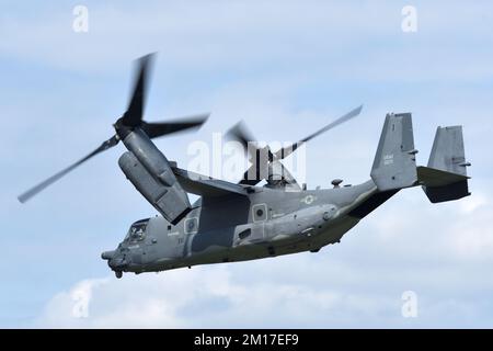 Tokyo, Japon - 22 mai 2022: Bell de la Force aérienne des États-Unis Boeing CV-22B Osprey tiltrotor avion de transport militaire. Banque D'Images