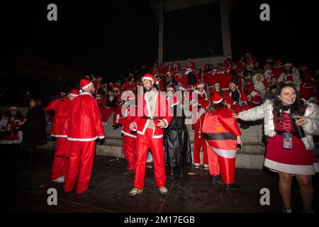 Londres, Angleterre, Royaume-Uni. 10th décembre 2022. Les fêtards habillés comme le Père Noël sont vus dans Trafalgar Square. (Image de crédit : © Tayfun Salci/ZUMA Press Wire) Banque D'Images