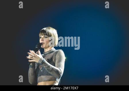 10 décembre 2022, Naples, Italie: La chanteuse italienne Alessandra Amoroso se produit en direct au PalaPartenope avec son Tutto Accade Tour 2022. (Image de crédit: © Paola Visone/Pacific Press via ZUMA Press Wire) Banque D'Images