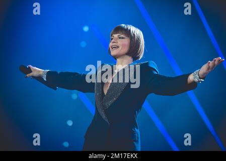 10 décembre 2022, Naples, Italie: La chanteuse italienne Alessandra Amoroso se produit en direct au PalaPartenope avec son Tutto Accade Tour 2022. (Image de crédit: © Paola Visone/Pacific Press via ZUMA Press Wire) Banque D'Images