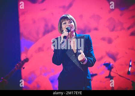 10 décembre 2022, Naples, Italie: La chanteuse italienne Alessandra Amoroso se produit en direct au PalaPartenope avec son Tutto Accade Tour 2022. (Image de crédit: © Paola Visone/Pacific Press via ZUMA Press Wire) Banque D'Images