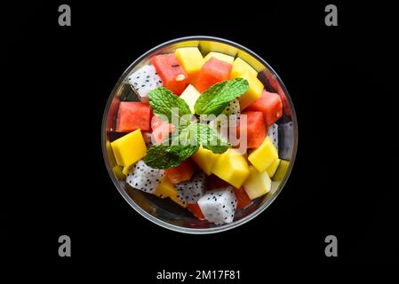 Salade de fruits composée de fruits de l'Asie de l'est, isolée sur fond noir, vue de dessus Banque D'Images