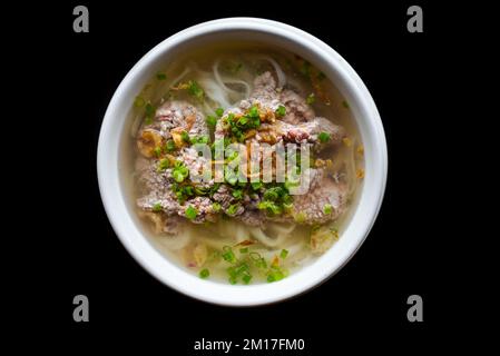 Soupe vietnamienne traditionnelle Pho bo sur fond noir Banque D'Images