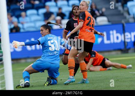 Sydney, Australie. 10th décembre 2022. Hensley Hanbest, de Brisbane Roar, regarde vers l'arrière du net pendant le match entre le FC de Sydney et le roar de Brisbane au stade Allianz de 10 décembre 2022 à Sydney, Australie crédit : IOIO IMAGES/Alamy Live News Banque D'Images