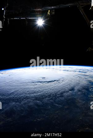 Vue aérienne de Hurricane Lane sur l'océan Pacifique depuis la station spatiale dans l'espace. Amélioration numérique. Éléments de cette image fournis par la NASA Banque D'Images