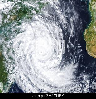 Le cyclone tropical qui se dirige vers le Mozambique a causé des tempêtes et des dégâts de pluie importants. Éléments numériquement améliorés de cette image fournis par la NASA Banque D'Images