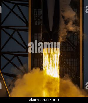 La fusée SpaceX Falcon 9 se lance en zoomant sur les flammes émises par les carburants. Éléments de cette image fournis par la NASA. Banque D'Images
