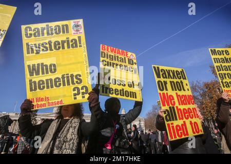 Londres, Royaume-Uni. 01st janvier 2000. Les manifestants tiennent des écriteaux exprimant leur opinion pendant la manifestation. Les manifestants se sont rassemblés et ont défilé dans le centre de Londres en portant des planches et des signes contre le gouvernement et d'autres « élites » qui, selon eux, sont en train des asservir. Ils protestent contre l'identité numérique, une monnaie numérique, des villes de 15 minutes, Net Zero et la menace de blocages climatiques. Crédit : SOPA Images Limited/Alamy Live News Banque D'Images