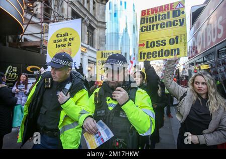 Londres, Royaume-Uni. 01st janvier 2000. Les manifestants tiennent des écriteaux exprimant leur opinion pendant la manifestation. Les manifestants se sont rassemblés et ont défilé dans le centre de Londres en portant des planches et des signes contre le gouvernement et d'autres « élites » qui, selon eux, sont en train des asservir. Ils protestent contre l'identité numérique, une monnaie numérique, des villes de 15 minutes, Net Zero et la menace de blocages climatiques. Crédit : SOPA Images Limited/Alamy Live News Banque D'Images