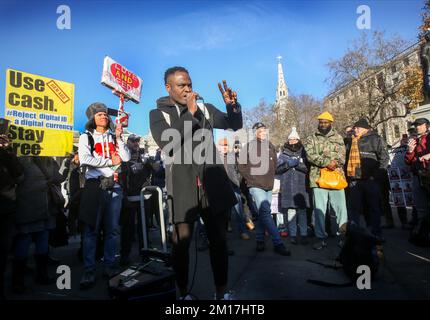 Londres, Royaume-Uni. 01st janvier 2000. Remeece, un manifestant anti-verrouillage, parle pendant la démonstration. Les manifestants se sont rassemblés et ont défilé dans le centre de Londres en portant des planches et des signes contre le gouvernement et d'autres « élites » qui, selon eux, sont en train des asservir. Ils protestent contre l'identité numérique, une monnaie numérique, des villes de 15 minutes, Net Zero et la menace de blocages climatiques. (Photo de Martin Pope/SOPA Images/Sipa USA) crédit: SIPA USA/Alay Live News Banque D'Images