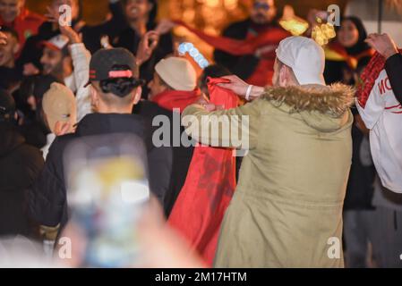 les marocains célèbrent leur victoire dans la coupe du monde dans toute l'espagne, dans la photo une foule de personnes célébrant sur la place principale de lugo t Banque D'Images