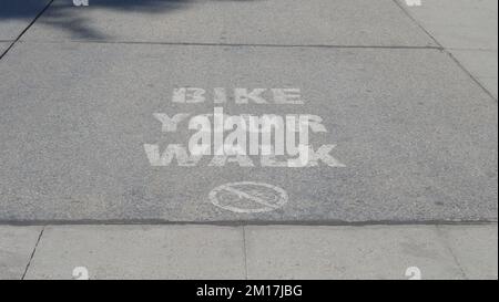 Marchez votre signe de vélo écrit sur l'asphalte sur la promenade à Venice Beach, Los Angeles, Californie, États-Unis Banque D'Images