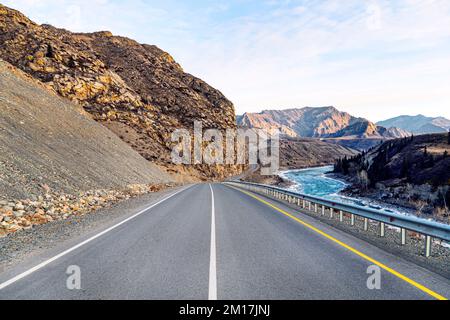 Route vers les montagnes. Région de Chuysky et crête de North-Chuya en Altaï, Sibérie, Russie Banque D'Images