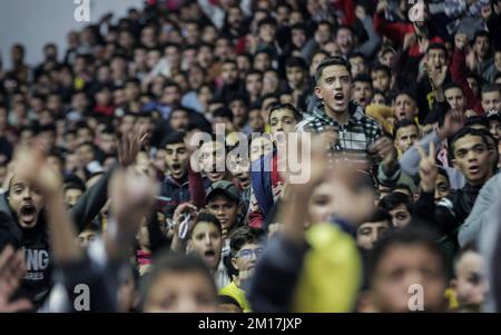 Gaza, Palestine. 10th décembre 2022. Les Palestiniens regardent la diffusion en direct du quart de finale de la coupe du monde de la FIFA entre le Maroc et le Portugal qui s'est tenu au Qatar. (Note finale; Maroc 1-0 Portugal). Crédit : SOPA Images Limited/Alamy Live News Banque D'Images