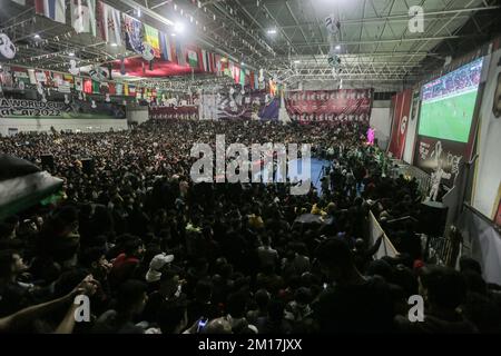 Gaza, Palestine. 10th décembre 2022. Les Palestiniens regardent la diffusion en direct du quart de finale de la coupe du monde de la FIFA entre le Maroc et le Portugal qui s'est tenu au Qatar. (Note finale; Maroc 1-0 Portugal). Crédit : SOPA Images Limited/Alamy Live News Banque D'Images