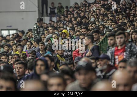 Gaza, Palestine. 10th décembre 2022. Les Palestiniens regardent la diffusion en direct du quart de finale de la coupe du monde de la FIFA entre le Maroc et le Portugal qui s'est tenu au Qatar. (Note finale; Maroc 1-0 Portugal). Crédit : SOPA Images Limited/Alamy Live News Banque D'Images