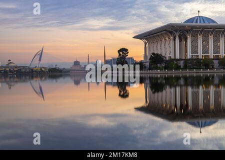 Mosquée Sultan Mizan située à Putrajaya, Malaisie Banque D'Images