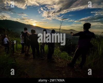 Randonnée jusqu'à la colline de Broga pour voir le lever du soleil. Banque D'Images