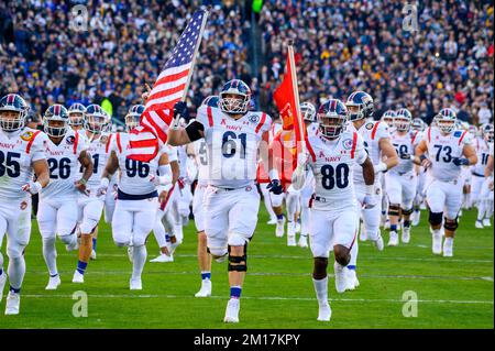 Philadelphie, Pennsylvanie, États-Unis. 10th décembre 2022. L'équipe de football des mi-navires de la Marine court sur le terrain au début du match Armée/Marine à Philadelphie PA (Credit image: © Ricky Fitchett/ZUMA Press Wire) Banque D'Images