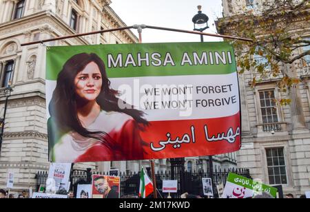 Londres, Royaume-Uni. 10th décembre 2022. La bannière Mahsa Amini est vue pendant la manifestation à l'extérieur de Downing Street. Des milliers de manifestants ont défilé à Westminster pour réclamer la liberté pour l'Iran, un changement de régime et de justice pour Mahsa Amini et d'autres victimes du régime iranien, et ont appelé le gouvernement britannique à fermer l'ambassade iranienne. Crédit : SOPA Images Limited/Alamy Live News Banque D'Images