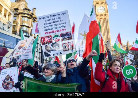 Londres, Royaume-Uni. 10th décembre 2022. Un manifestant tient un écriteau sur le régime islamique d'Iran pendant la manifestation sur la place du Parlement. Des milliers de manifestants ont défilé à Westminster pour réclamer la liberté pour l'Iran, un changement de régime et de justice pour Mahsa Amini et d'autres victimes du régime iranien, et ont appelé le gouvernement britannique à fermer l'ambassade iranienne. Crédit : SOPA Images Limited/Alamy Live News Banque D'Images