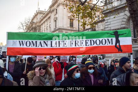 Londres, Royaume-Uni. 10th décembre 2022. Les manifestants tiennent une bannière « Woman Life Freedom » pendant la manifestation devant Downing Street. Des milliers de manifestants ont défilé à Westminster pour réclamer la liberté pour l'Iran, un changement de régime et de justice pour Mahsa Amini et d'autres victimes du régime iranien, et ont appelé le gouvernement britannique à fermer l'ambassade iranienne. (Photo de Vuk Valcic/SOPA Images/Sipa USA) crédit: SIPA USA/Alay Live News Banque D'Images