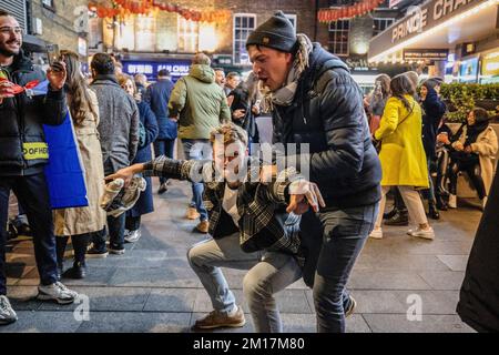 Londres, Royaume-Uni. 10th décembre 2022. Les fans de football d'Angleterre sont en train de s'énerver après que l'Angleterre ait perdu face à la France lors de la phase de défonce en quart de finale de la coupe du monde de la FIFA 2022. (Note finale; Angleterre 1-2 France). Crédit : SOPA Images Limited/Alamy Live News Banque D'Images