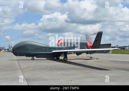 Tokyo, Japon - 22 mai 2022 : appareil de surveillance sans pilote de la Force aérienne des États-Unis Northrop Grumman RQ-4B Global Hawk. Banque D'Images