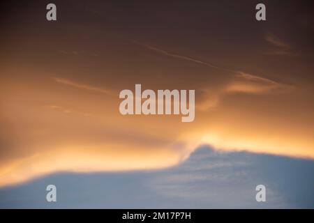 Les nuages lenticulaires au coucher du soleil sont une vue commune dans la vallée d'Owens de la Sierra orientale, en Californie, près de Bishop. Banque D'Images