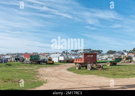 Elim, Afrique du Sud - 21 septembre 2022 : une scène de rue, avec des véhicules de construction, à Elim, dans la province du Cap occidental Banque D'Images