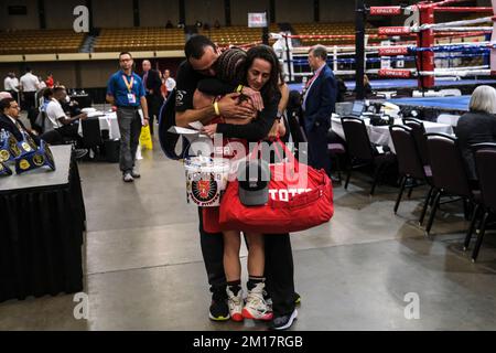 Lubbock, Texas, États-Unis. 10th décembre 2022. Jennifer Lozano de Laredo, TX, est embrassée par ses entraîneurs après avoir été déclarée vainqueur de son combat de championnat avec Kayla Gomez d'El Paso, TX. (Credit image: © Adam DelGiudice/ZUMA Press Wire) Credit: ZUMA Press, Inc./Alamy Live News Banque D'Images