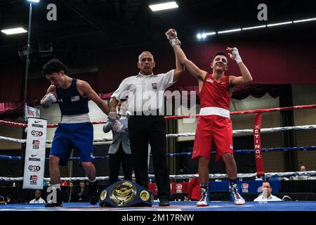 Lubbock, Texas, États-Unis. 10th décembre 2022. Julius Ballo, de San Diego, CA (rouge) est déclaré vainqueur à la suite de leur match de championnat Elite Male 125lb. (Credit image: © Adam DelGiudice/ZUMA Press Wire) Credit: ZUMA Press, Inc./Alamy Live News Banque D'Images