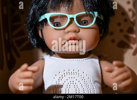 Berlin, Allemagne. 01st décembre 2022. Divers poupées, dont un enfant avec des lunettes, font partie de l'assortiment du magasin Diversity Spielzeug sur Emser Strasse à Neukölln. Les jouets qui montrent d'autres réalités des familles sont également vendus ici. Par exemple, les poupées ont des incapacités, des couleurs de peau différentes ou sont des familles arc-en-ciel. Credit: Jens Kalaene/dpa/Alamy Live News Banque D'Images