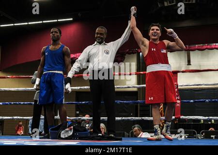 Lubbock, Texas, États-Unis. 10th décembre 2022. Nathan Lugo de Marietta, GA (rouge) est déclaré vainqueur à la suite de son championnat combat theon Davis de Chicago, il dans la division Elite Male 176lb. (Credit image: © Adam DelGiudice/ZUMA Press Wire) Credit: ZUMA Press, Inc./Alamy Live News Banque D'Images