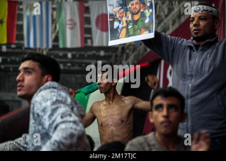 Les Palestiniens regardent la diffusion en direct du quart de finale de la coupe du monde de la FIFA entre le Maroc et le Portugal qui s'est tenu au Qatar. (Note finale; Maroc 1-0 Portugal). Gaza, 10 décembre 2022. Photo de Habboub Ramez/ABACAPRESS.COM crédit: Abaca Press/Alay Live News Banque D'Images