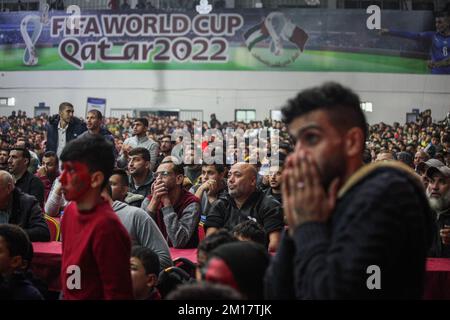 Les Palestiniens regardent la diffusion en direct du quart de finale de la coupe du monde de la FIFA entre le Maroc et le Portugal qui s'est tenu au Qatar. (Note finale; Maroc 1-0 Portugal). Gaza, 10 décembre 2022. Photo de Habboub Ramez/ABACAPRESS.COM crédit: Abaca Press/Alay Live News Banque D'Images