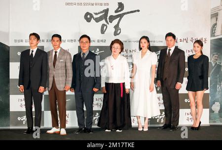 Lee Hyun-Woo, Bae Jung-Nam, JO Jae-Yun, Na Moon-Hee, Kim Go-Eun, Chung Sung-Hwa et Park Jin-Joo, 8 décembre 2022 : (G-D) Lee Hyun-Woo, Bae Jung-Nam, JO Jae-Yun, Na Moon-Hee, Kim Go-Eun, Chung Sung-Hwa et Park Jin-Joo posent pour les photographes après un avant-goût du film « Hero » à Séoul, en Corée du Sud. Le prochain film de théâtre musical sud-coréen porte sur le combattant de l'indépendance coréen Ahn Jung-Geun (1879-1910) qui a assassiné sur 26 octobre 1909, Ito Hiropumi, premier Premier ministre japonais et résident général de Corée à la station Harbin dans le nord de la Chine. Ahn a été exécuté à l'âge de 31 ans à Marc Banque D'Images