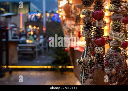 Meran, Tyrol du Sud, Italie 02 décembre 2022 décorations de Noël et en arrière-plan flou stand gastronomique au traditionnel célèbre marché Banque D'Images