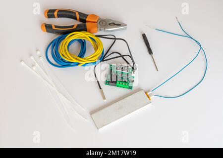 Elément chauffant PTC incubateur avec système de thermostat 12V CC avec outils et câble électrique sur fond blanc isolé Banque D'Images
