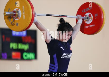 Bogota, Colombie. 10th décembre 2022. Pei Xinyi, de Chine, participe à l'épreuve féminine 64kg aux Championnats du monde d'haltérophilie 2022 à Bogota, en Colombie, le 10 décembre 2022. Crédit: Wang Tiancong/Xinhua/Alamy Live News Banque D'Images