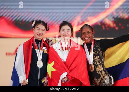 Bogota, Colombie. 10th décembre 2022. Pei Xinyi (C) de Chine pose pour des photos avec Wamalun Rattanawan (L) de Thaïlande et Llamosa Mosquera Nathalia de Colombie lors de la cérémonie d'attribution de l'événement féminin 64kg aux Championnats du monde d'haltérophilie 2022 à Bogota, en Colombie, le 10 décembre 2022. Crédit: Wang Tiancong/Xinhua/Alamy Live News Banque D'Images