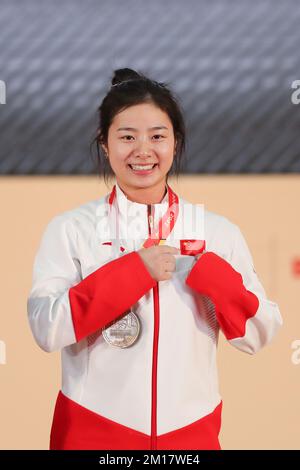 Bogota, Colombie. 10th décembre 2022. Pei Xinyi, de Chine, célèbre lors de la cérémonie de remise des prix de l'événement féminin 64kg aux Championnats du monde d'haltérophilie 2022 à Bogota, en Colombie, le 10 décembre 2022. Crédit: Wang Tiancong/Xinhua/Alamy Live News Banque D'Images