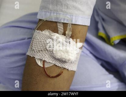 Homme malade avec injection dans une main pour administrer des médicaments Banque D'Images