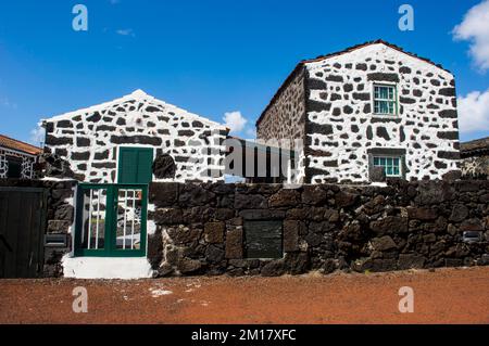 Maisons en pierre de lave peintes à Lajido, île de Pico, Açores, Portugal, Europe Banque D'Images