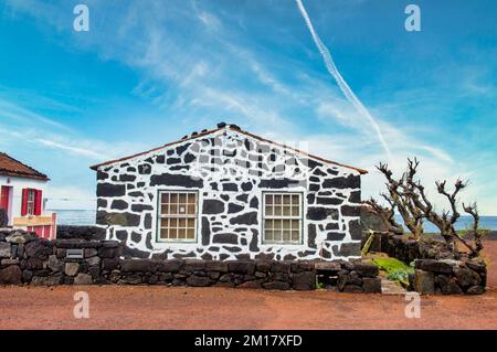 Maisons en pierre de lave peintes à Lajido, île de Pico, Açores, Portugal, Europe Banque D'Images