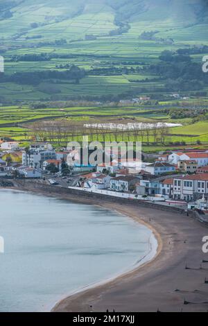 Vue sur Praia da Vittoria depuis le monument de la torche de Gazebo, île de Terceira, Açores, Portugal, Europe Banque D'Images