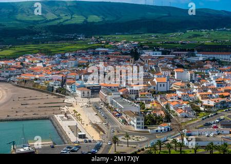 Vue sur Praia da Vittoria depuis le monument de la torche de Gazebo, île de Terceira, Açores, Portugal, Europe Banque D'Images